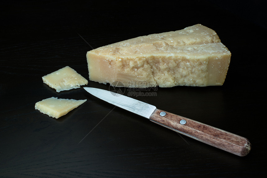 意大利干酪和刀子图片