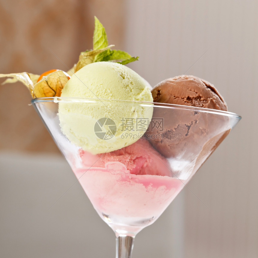 几勺冰淇淋甜点白色酸浆奶油开心果绿色奇异果巧克力薄荷粉色图片