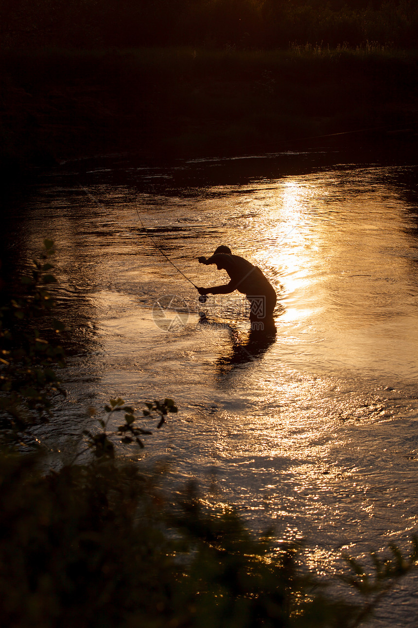 河上渔夫阴影摄影活力垂钓者铸件运动斗争钓竿橙子活动图片