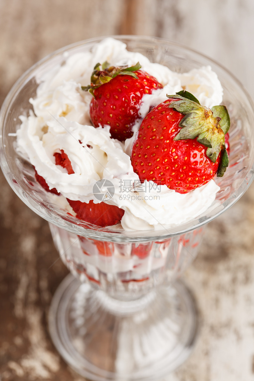 带奶油的草莓冰淇淋食物鞭打甜点薄荷红色花瓶浆果图片