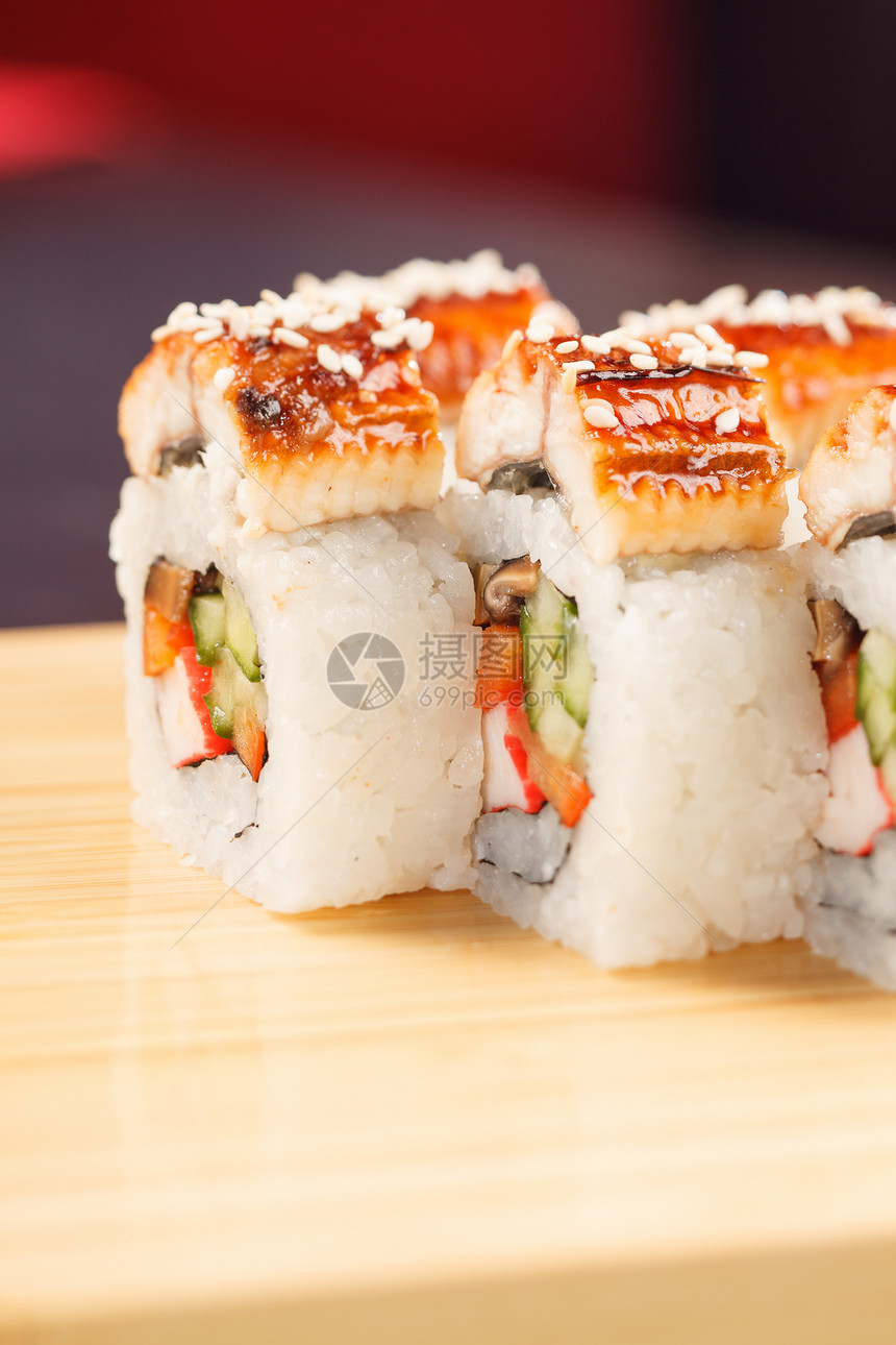 寿司加桌子黄瓜美食餐厅鳗鱼鱼子蔬菜熟食烹饪食物图片