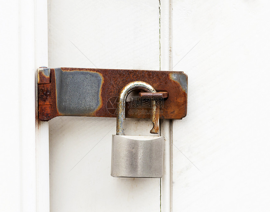 锁在门上搭扣挂锁金属木头安全建筑图片