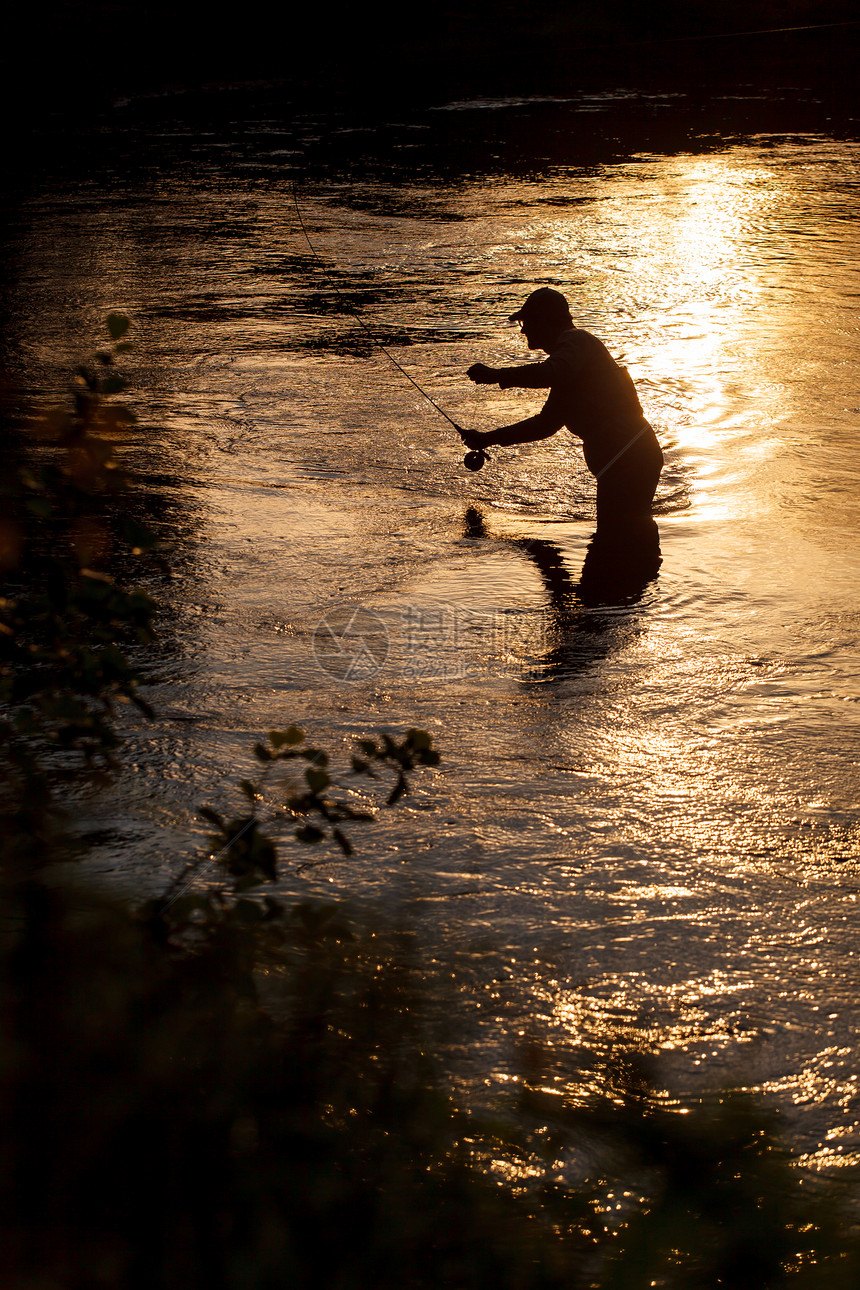 河上渔夫钓竿休闲假期摄影行动日落橙子弯曲阴影活动图片