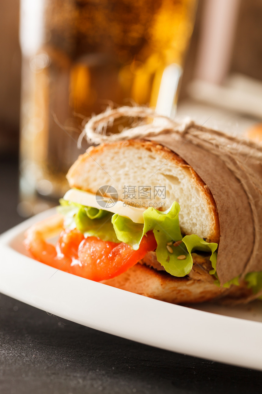 新鲜美味的三明治火腿沙拉玻璃酒精早餐叶子蔬菜食物包子木头图片