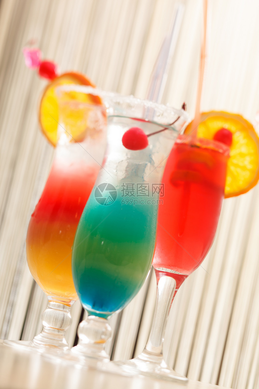 酒吧里鸡尾酒橙子牛奶薄荷绿色饮料稻草红色玻璃柠檬液体图片