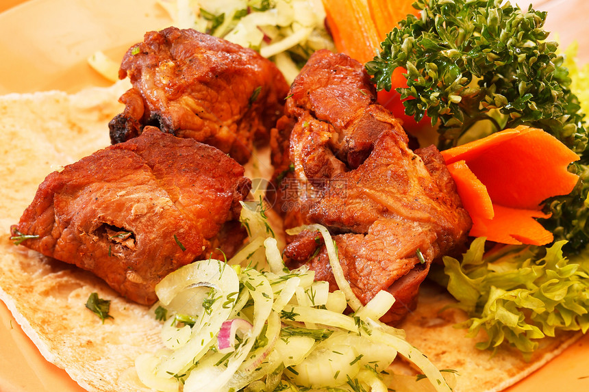 盘子上的烤肉猪肉美食烹饪油炸洋葱沙拉蔬菜牛肉绿色黄瓜图片