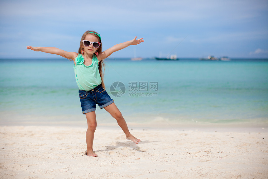 美丽的小女孩在异国海滩上玩得开心热带女性海岸海洋女儿孩子童年旅游假期支撑图片