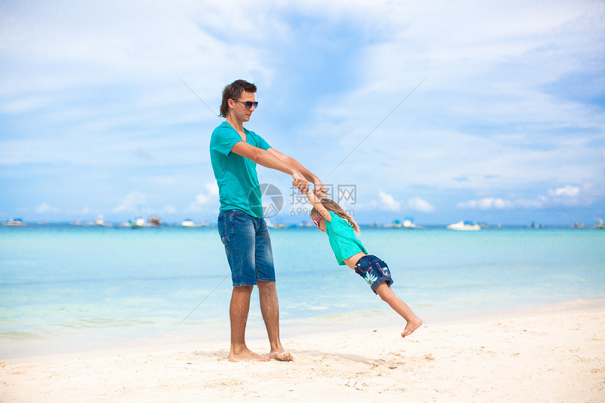 年轻父亲和他的小女儿在奇异的白沙滩上玩得开心海岸乐趣旅游孩子幸福家庭假期男性女孩热带图片