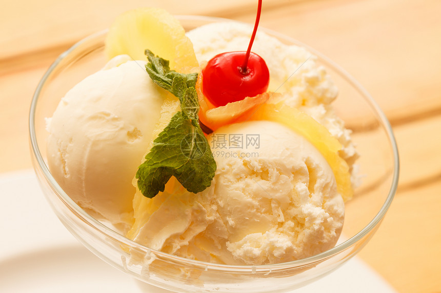 带水果的冰淇淋糖霜鞭打菠萝甜点橙子宏观香草味道玻璃薄荷图片