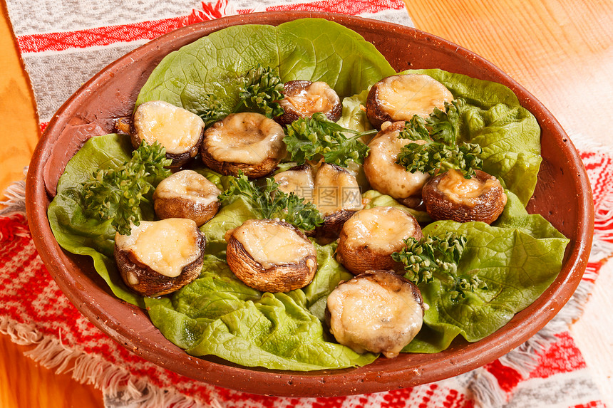 配有肉和奶酪的蘑菇美食油炸香菜帽子午餐小屋食物盘子小吃营养图片