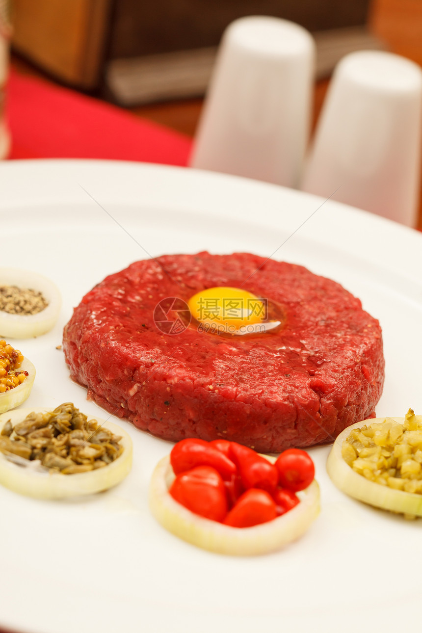 盘子上的塔列鞑靼黄瓜牛肉拼盘美食香料饮食午餐地面酒吧图片