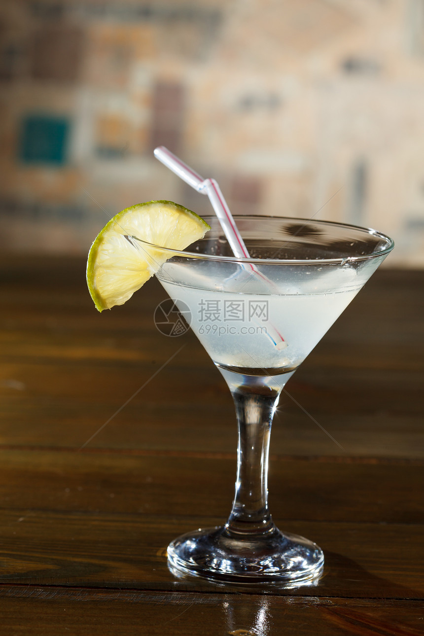 酒吧鸡尾酒游客派对假期日出白色稻草柠檬热带玻璃奢华图片
