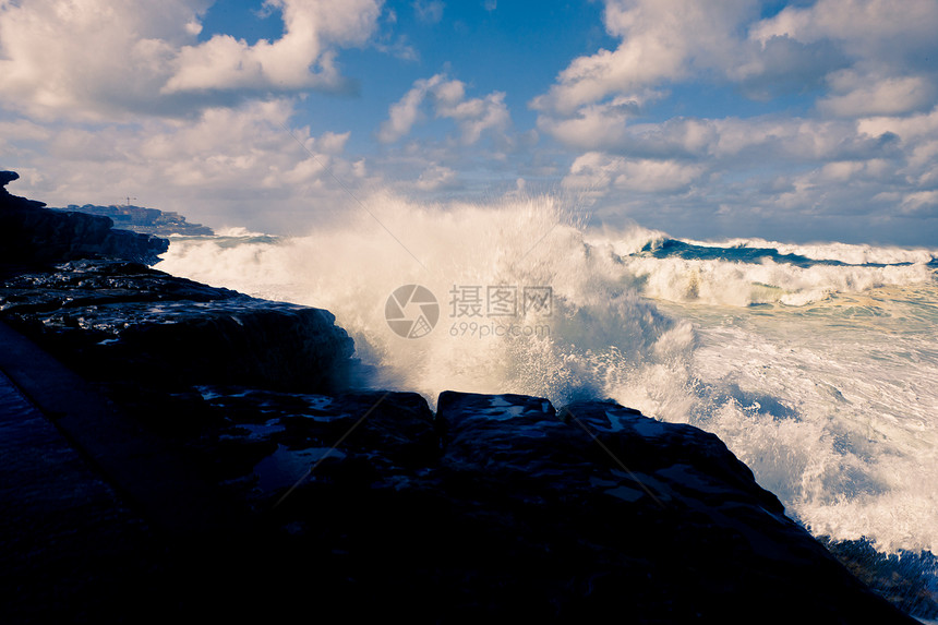 海浪岩石海滨石头飞溅海洋波浪荒野支撑力量泡沫图片