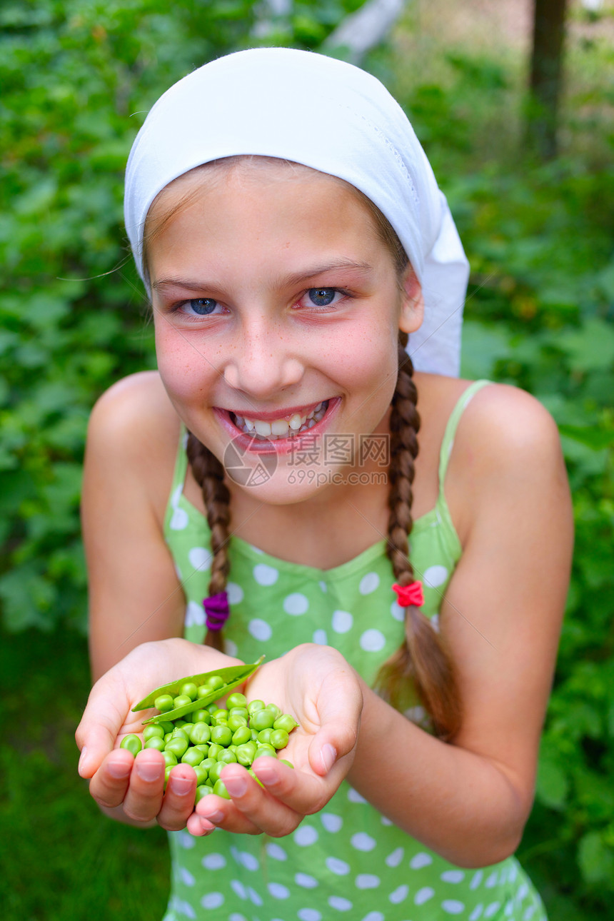 持有绿色青豆的女孩女性水果孩子食物衬衫花园蔬菜幸福生长衣服图片