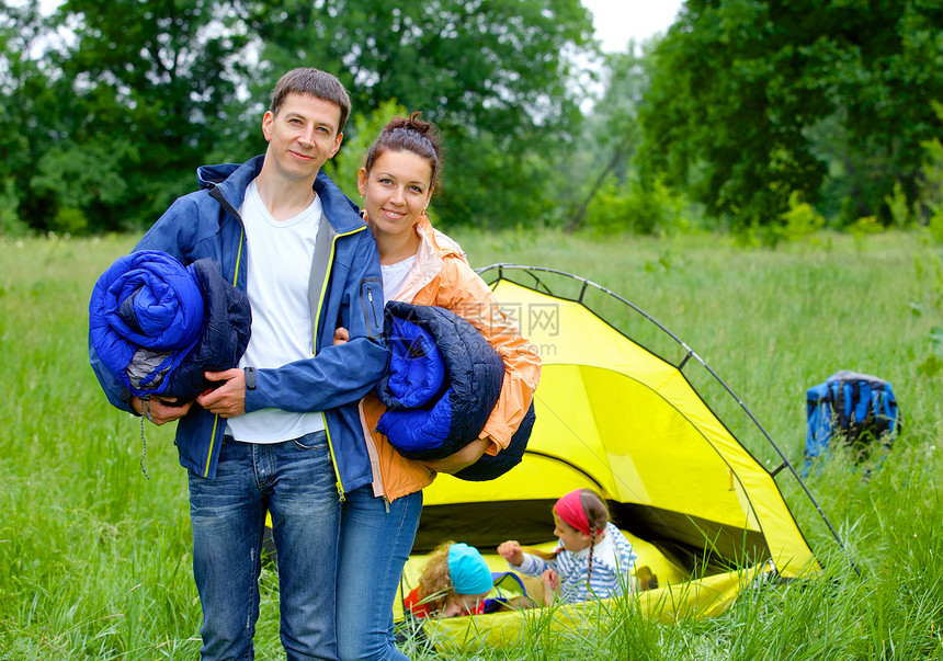 夫妇在公园露营友谊晴天帐篷微笑女性旅行草原夫妻女士男朋友图片