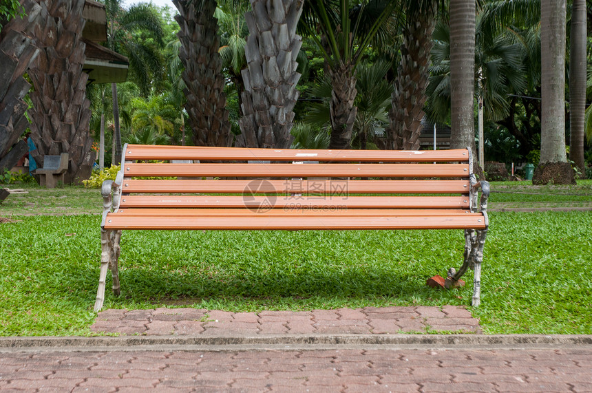 泰国曼谷市公园的一张椅子图片