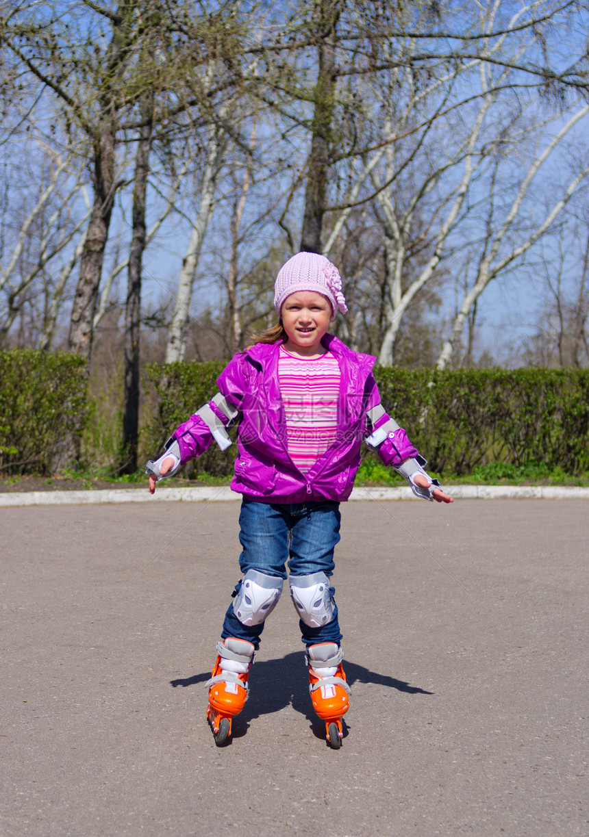 小女孩滑冰滑溜冰锻炼滚筒膝盖骨快乐文化孩子们幸福女性活动运动员图片