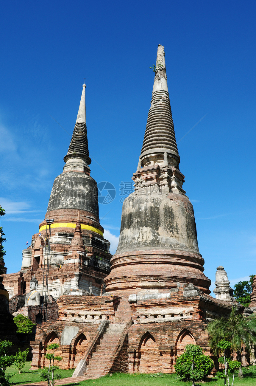 泰国古代瓦特旅行宝塔建筑学连体废墟历史王国金子天空宗教图片