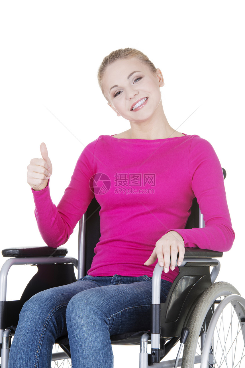 坐在轮椅上的迷人的微笑着笑容的残疾妇女学生青少年麻痹工作室保健机动性女士疾病人士金发图片