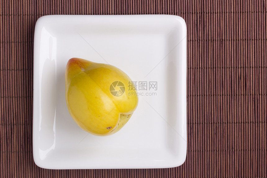 陶瓷板上的管道黄色餐具木头陶瓷竹子白色甜点用具食物烹饪图片