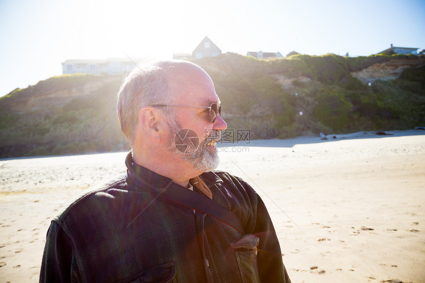 海滩的人类肖像崎岖太阳男子格子逆光头发爷爷男人耀斑老年人图片