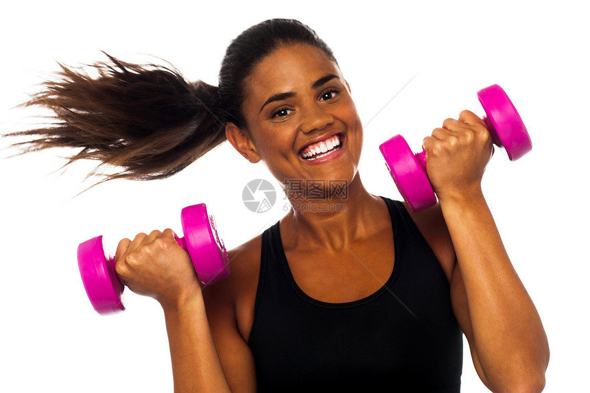 快乐的健身女举起哑铃乐趣女士精力微笑健身房幸福饮食身体重量讲师图片