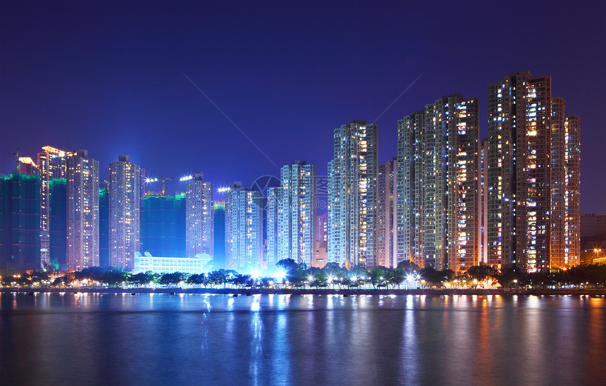 夜间在香港的公寓楼大楼反射蓝色港口窗户紫色金融景观办公室青衣建筑学图片