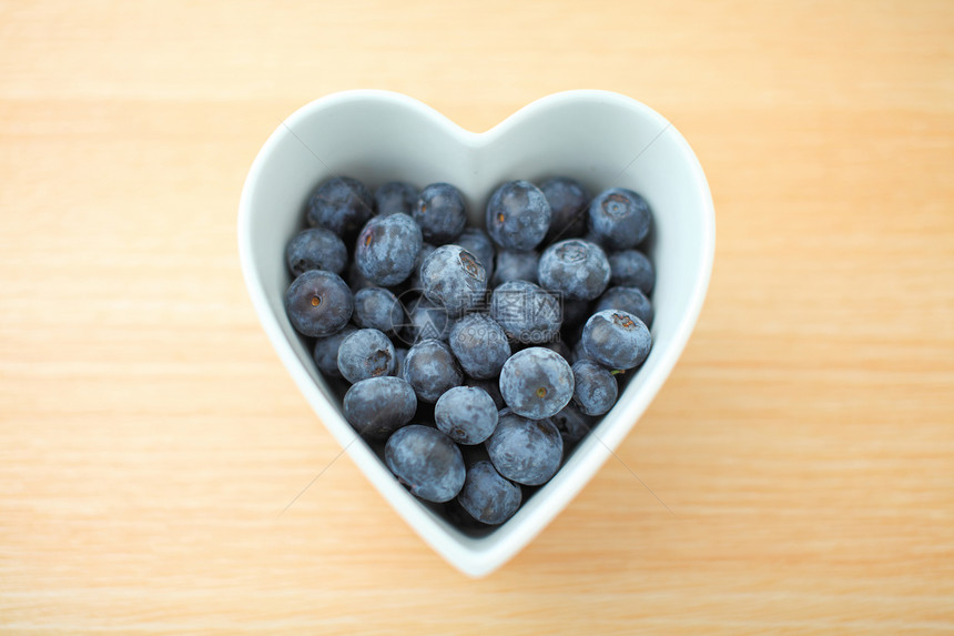蓝莓型心形碗水果桌子饮食白色蔬菜图片