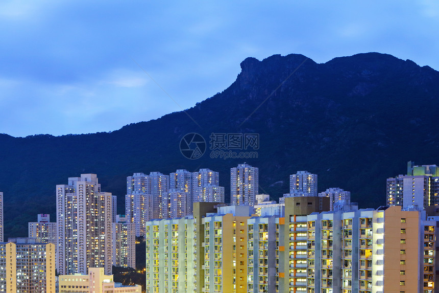 香港市风景 晚上带着狮子摇滚天际爬坡住宅天空岩石公寓城市房子地标建筑学图片