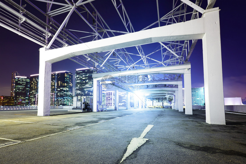 夜间户外汽车停车场街道车库空白摊位天空车辆建筑公园指示牌车厢图片