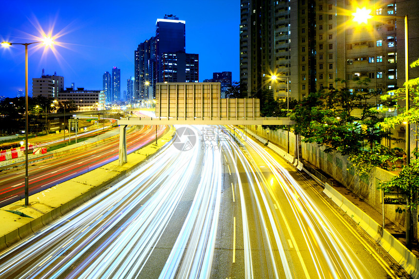 夜间与城市交接线条市中心蓝色公共汽车场景交通速度建筑建筑学商业图片