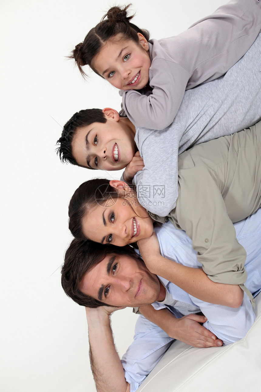 家庭幸福的肖像 摄影棚拍摄图片