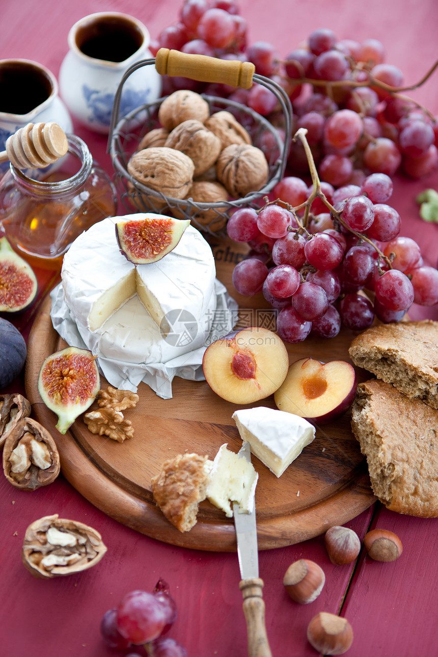 面包 奶酪和红葡萄篮子照片红色水果午餐蜂蜜乡村小吃砧板生产图片