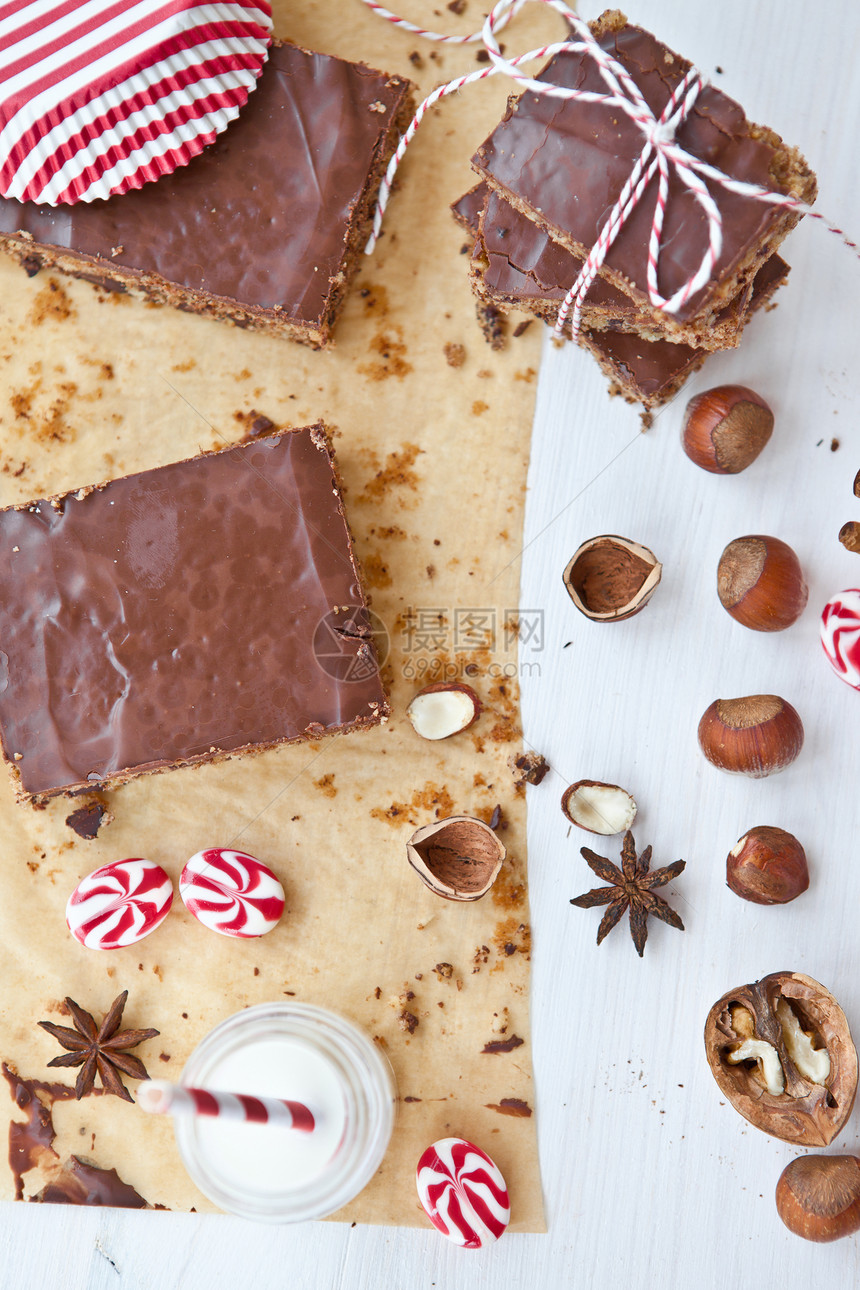 土制巧克力和坚果糖果盘子八角蛋糕丝带桌布牛奶榛子照片饼干图片