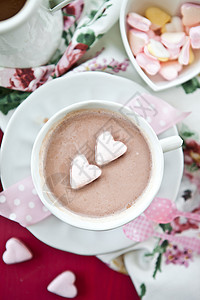 热巧克力加棉花糖飞碟桌布心形丝带可可粉色勺子杯子餐巾照片背景图片