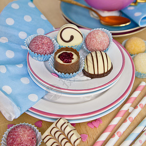 各种巧克力装饰正方形吸管粉色盘子照片糖果背景图片