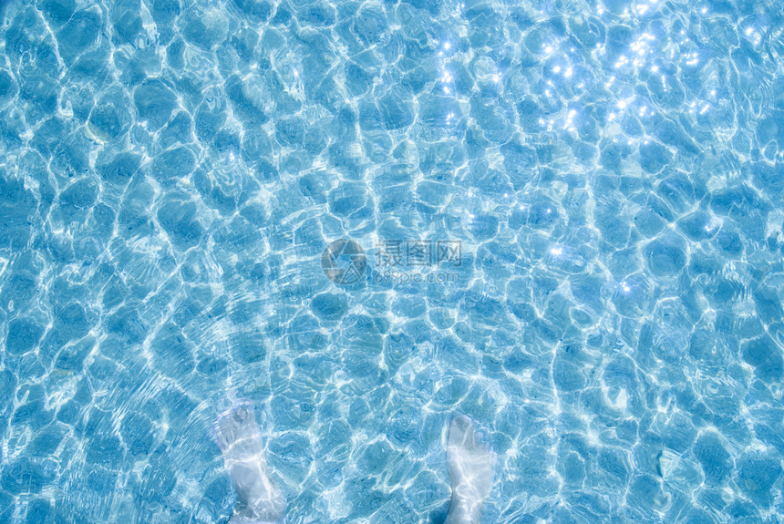 蓝色海水和水中的脚 背景图片