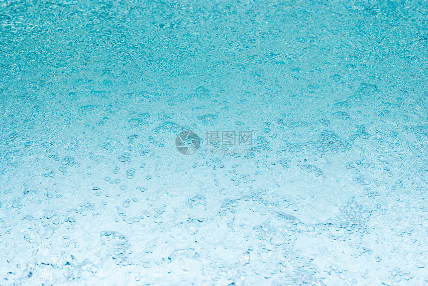 蓝色水中的泡泡密闭溪流海浪海洋液体季节涟漪阳光旅行风景波纹图片