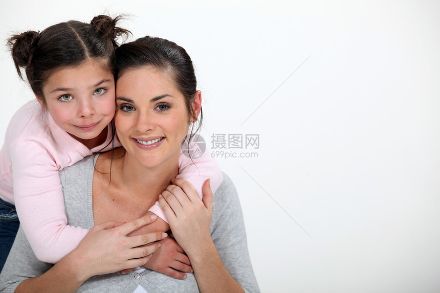 母亲和女儿白色乐趣快乐育儿病人女性童年纽带微笑父母图片