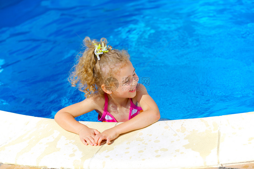 游泳池里的女孩婴儿游泳衣孩子喜悦活动蓝色享受快乐旅行幸福图片