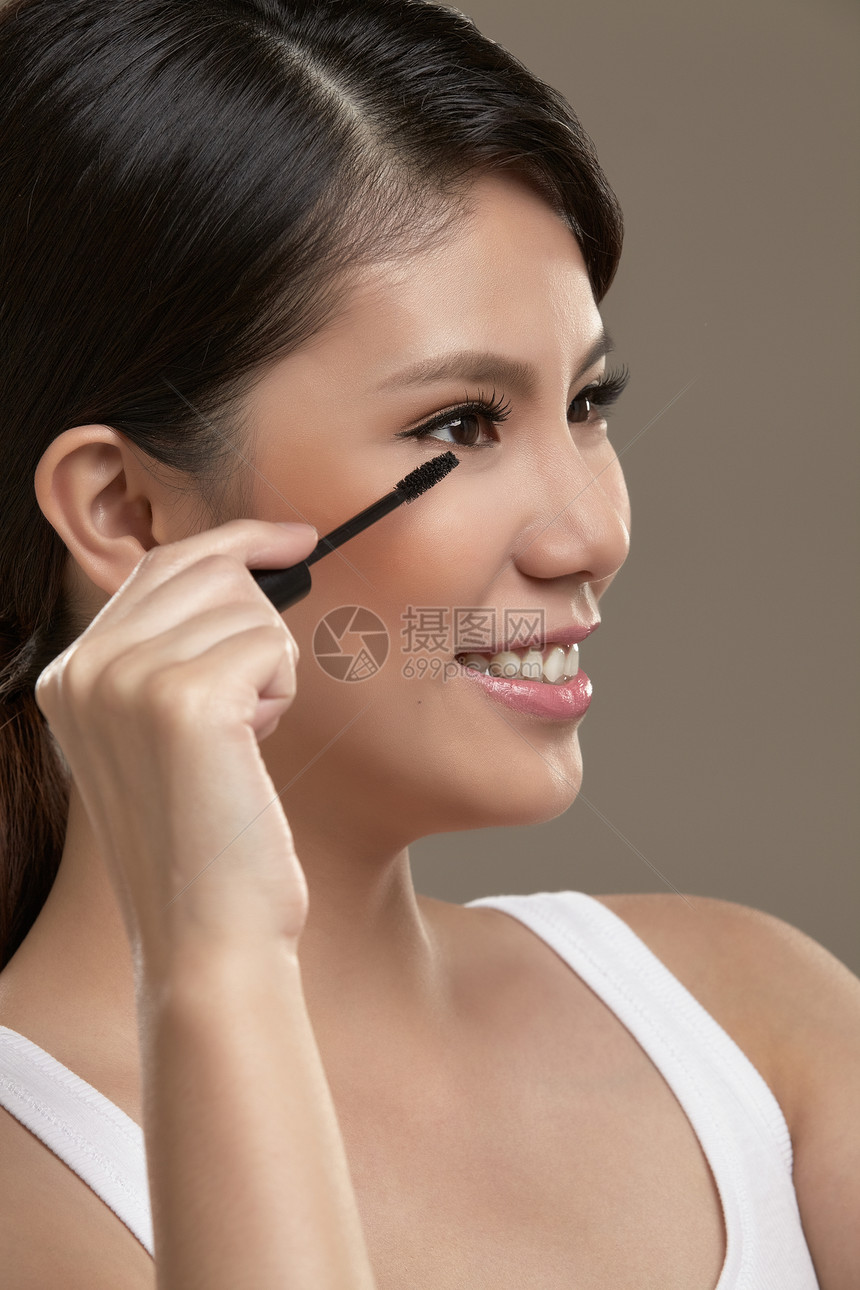 使用马斯卡拉的女亚洲人化妆品成人睫毛膏护理女孩肤色快乐皮肤微笑睫毛图片