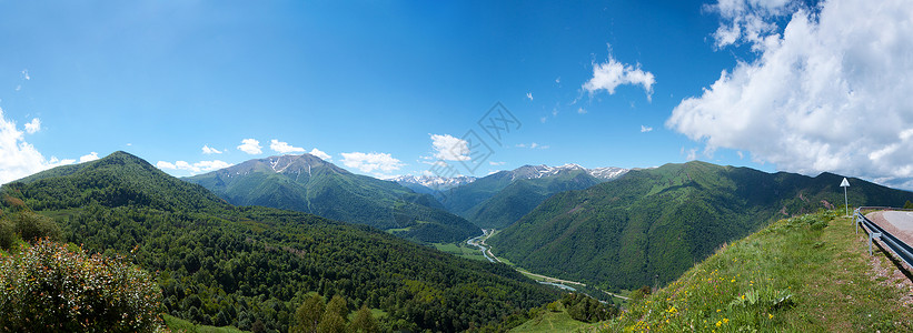 切尔克斯高加索大山脊的景象山脉蓝天太阳能日光全景背景