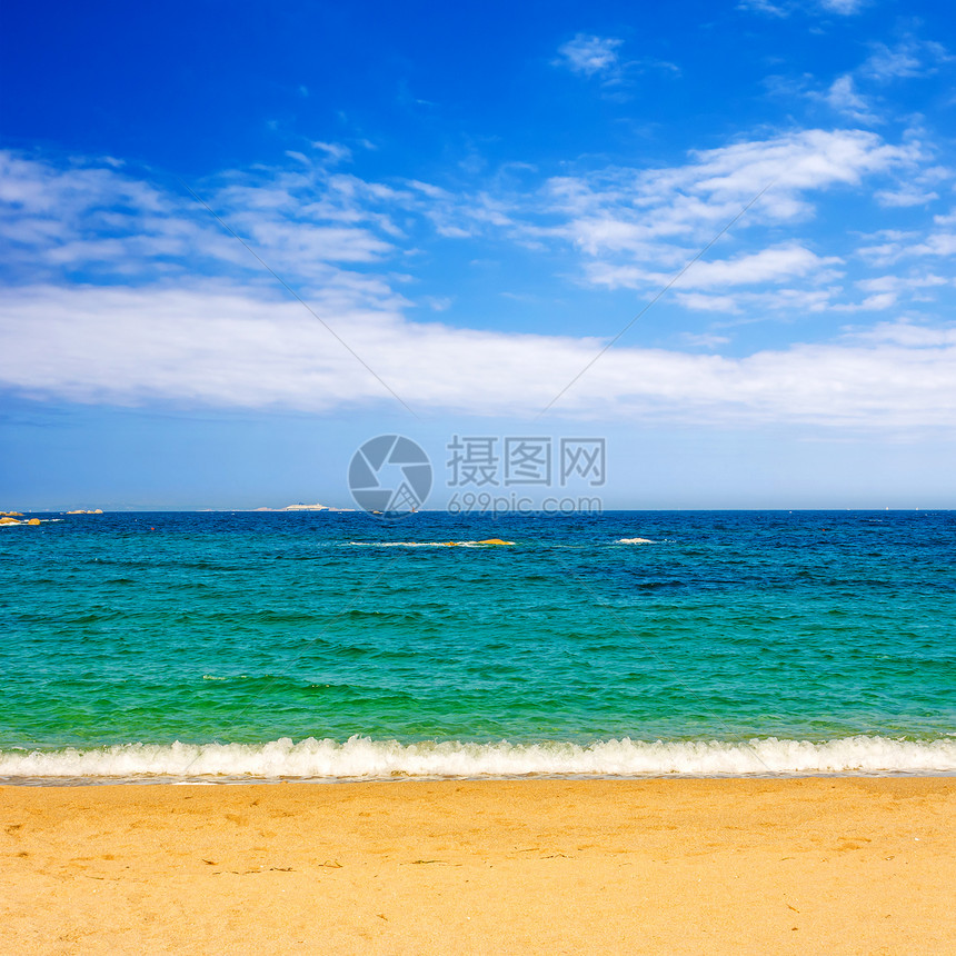 带绿石水的海滩阳光游泳旅游太阳海岸天空支撑天堂海景水晶图片
