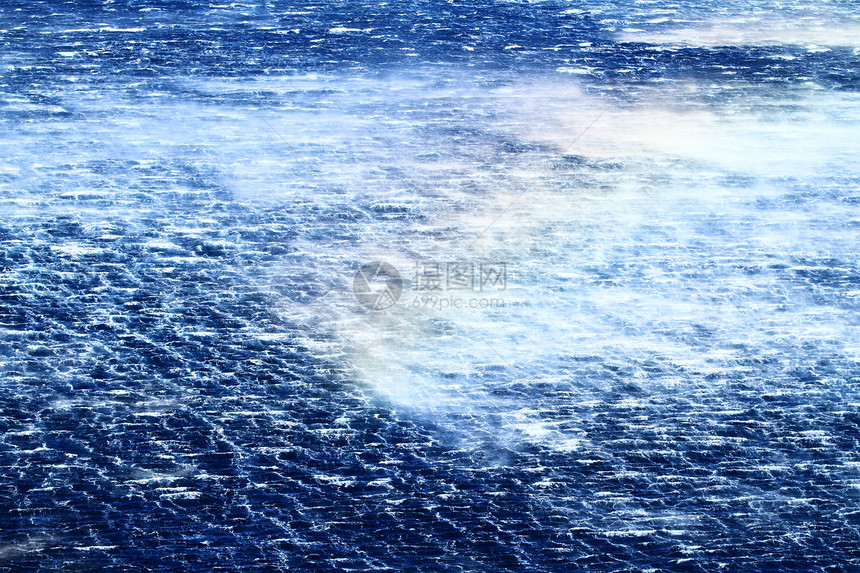 狂浪笼罩着大海戏剧性愤怒雷雨天气危险风暴蓝色海浪图片