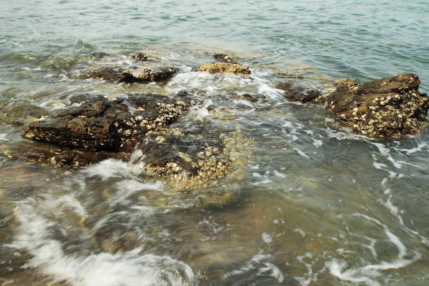 海浪和石头飞溅天气冲浪海洋蓝色场景岩石阳光天空力量图片