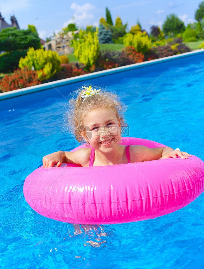 游泳池中的女孩乐趣娱乐假期太阳活动享受旅行孩子闲暇喜悦图片