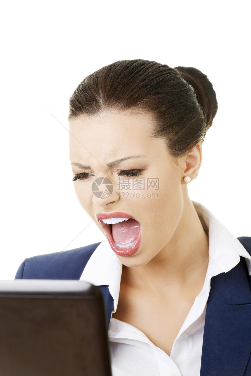 愤怒的女商务人士在她的笔记本电脑上喊叫脾气情感商务工人挫折震惊人士办公室压力管理人员图片