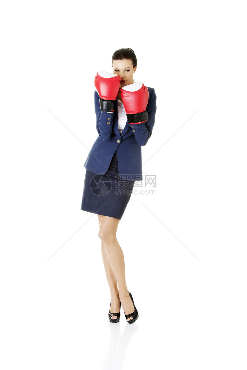 带拳手套的年轻女商务人士女性拳击商业工作室套装力量工人拳头红色人士图片