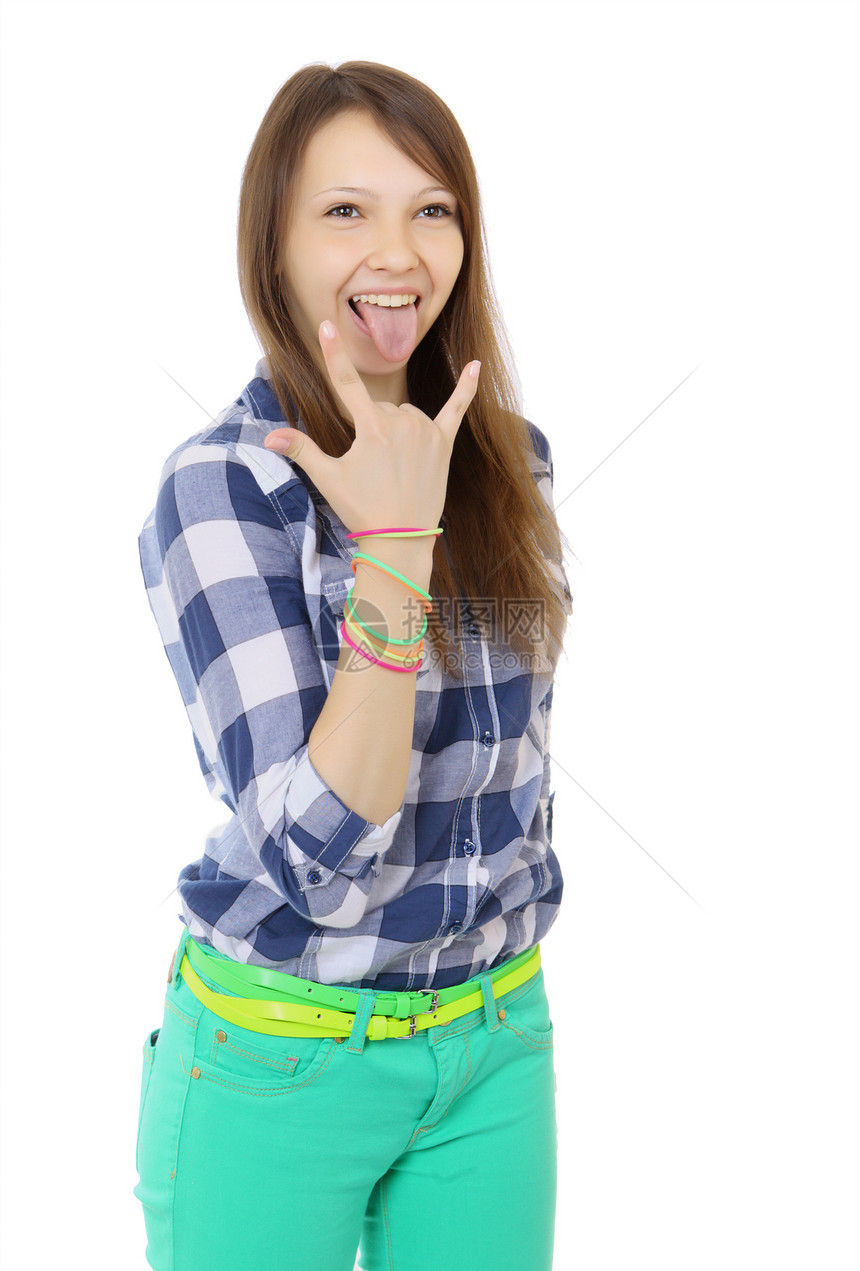 少女露出舌头 制作手角 薄色裤子和一件格子衬衫 两条相同的腰带配彩色图片