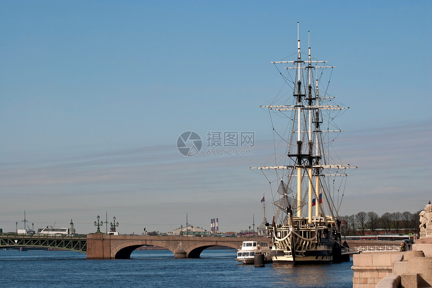 老科维特甲板水手护卫舰帆船景观码头城市桅杆溪流天空图片